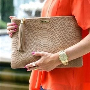 Gigi New York Uber Clutch